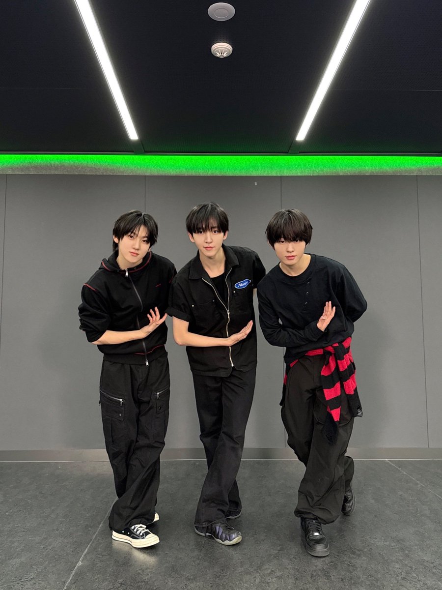 Spain_KickFlip's tweet photo. Fotos de @kickflip_jype de cuando grabaron el Dance Practice de "피카부 (Peek-A-Boo)" de @RVsmtown y el Dance Practice de "만세 (MANSAE)" de @pledis_17
🛹👌🙌
#KickFlip #킥플립
#레드벨벳 #피카부 #PeekABoo
#세븐틴 #만세 #MANSAE https://t.co/dTCDDlNL2e