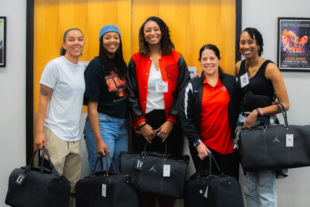 Aztec_WBB's tweet image. Had some legends in the building Saturday as we celebrated the 16th anniversary of the 2009-10 Sweet 16 team! #aztecsforlife❤️🖤