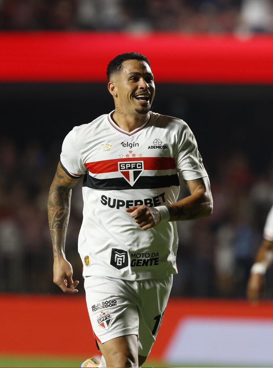 Neto sai em defesa de Luciano:

"O Paqueta é jogadorzinho. O Luciano, do São Paulo, joga mais que o Paquetá. É que vocês, são-paulinos, são chatos. Sabe por que? Vocês só mete o pau no menino. Luciano tem 324 jogos, 105 gols e 30 assistências. Mas ninguém dá moral pro rapaz.