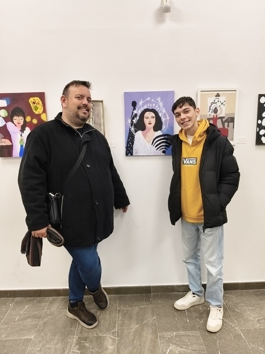 CLGS_SAFOR's tweet image. Inauguració de l'exposició sobre el DIA DE LA DONA I LA XIQUETA EN LA CIÈNCIA, realitzada pels alumnes de l'Escola del Cercle Artístic. Entre les obres destaca la co-realitzada pel nostre company Simeón, sobre Hedy Lamarr, dona bisexual que va dissenyar el primer sistema Wifi.