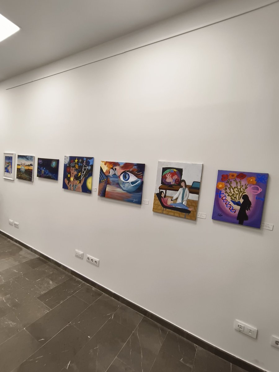 CLGS_SAFOR's tweet image. Inauguració de l'exposició sobre el DIA DE LA DONA I LA XIQUETA EN LA CIÈNCIA, realitzada pels alumnes de l'Escola del Cercle Artístic. Entre les obres destaca la co-realitzada pel nostre company Simeón, sobre Hedy Lamarr, dona bisexual que va dissenyar el primer sistema Wifi.