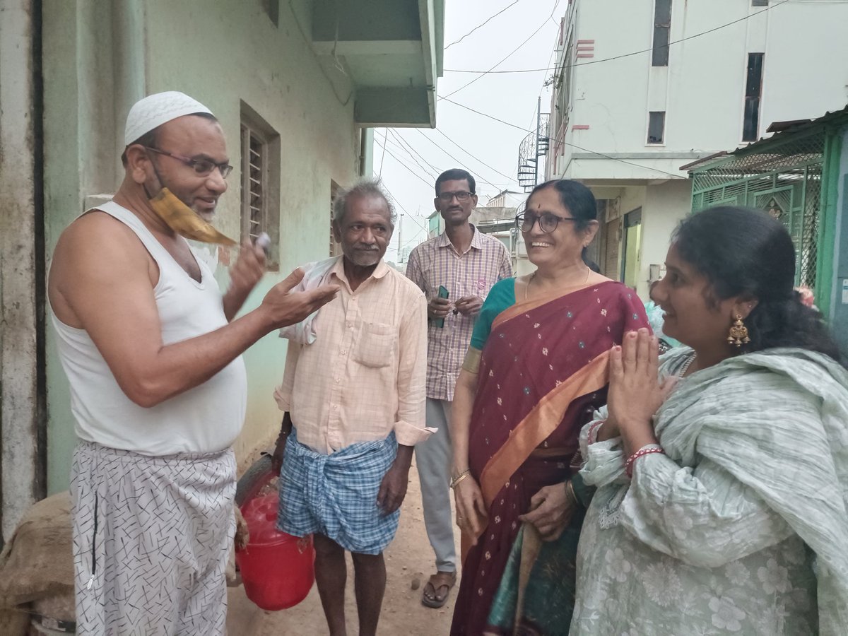 TrsRangusuma's tweet photo. గౌరవనీయులైన
MLC చల్లా వెంకటరామిరెడ్డి గారు 
 ఆధ్వర్యంలో 
 అయిజ - మున్సిపాలిటీలో 
2. వార్డు BRS పార్టీ అభ్యర్థి
(కార్పొరేటర్ ) రజాక్ గారు 
20 వార్డు BRS పార్టీ అభ్యర్థి
నాగవేణిమ్మ గారు 
 గడప గడప ప్రచారంలో పాల్గొన్న 
BRS పార్టీ సీనియర్ నాయకులు
 శ్రీమతి రంగు సుమలత గారు https://t.co/1YiTbDjdzu