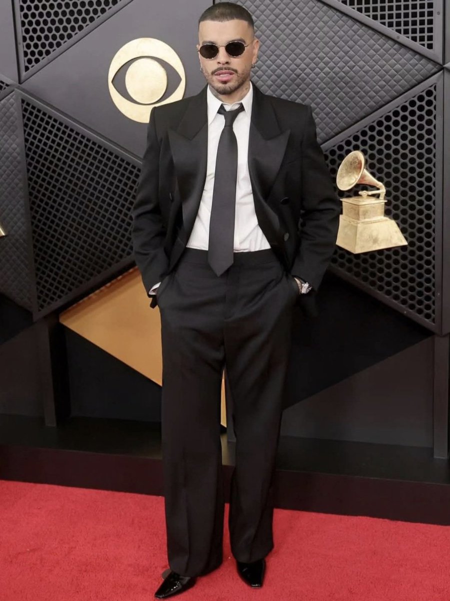 pumallehua94283's tweet image. Rauw Alejandro vistió un look completo de YSL en la alfombra roja de los Grammy 2026, celebrados el 01 de febrero. Deslumbró con un traje básico negro con lentes de sol oscuro, completando su atuendo con un reloj Jacob &amp;amp; Co. y destacando su nominación a mejor álbum de pop latino.