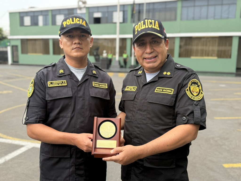DIRCRIPNP's tweet photo. Este 02 de febrero realizamos nuestro Lunes Patriótico y la ceremonia del Policía del Mes, reconociendo a dos peritos por su impecable labor policial.

En Criminalística, el compromiso con el país se demuestra todos los días.

#LunesPatriótico #PolicíaDelMes #Criminalística https://t.co/l9fMOZhV0V