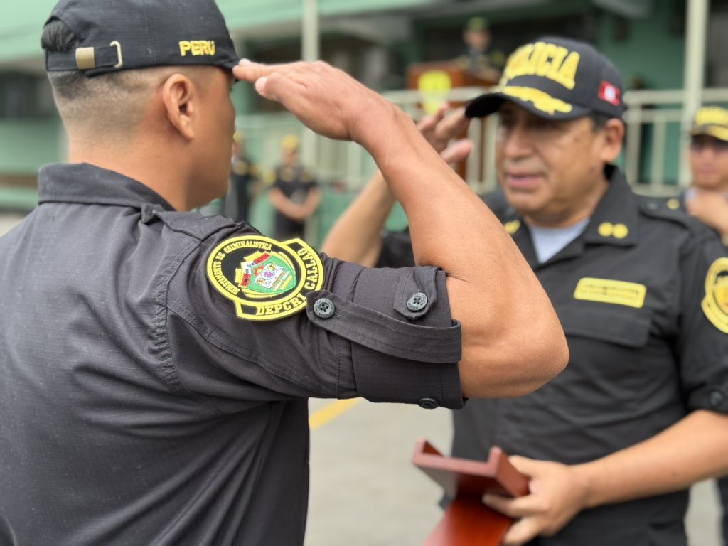 DIRCRIPNP's tweet photo. Este 02 de febrero realizamos nuestro Lunes Patriótico y la ceremonia del Policía del Mes, reconociendo a dos peritos por su impecable labor policial.

En Criminalística, el compromiso con el país se demuestra todos los días.

#LunesPatriótico #PolicíaDelMes #Criminalística https://t.co/l9fMOZhV0V