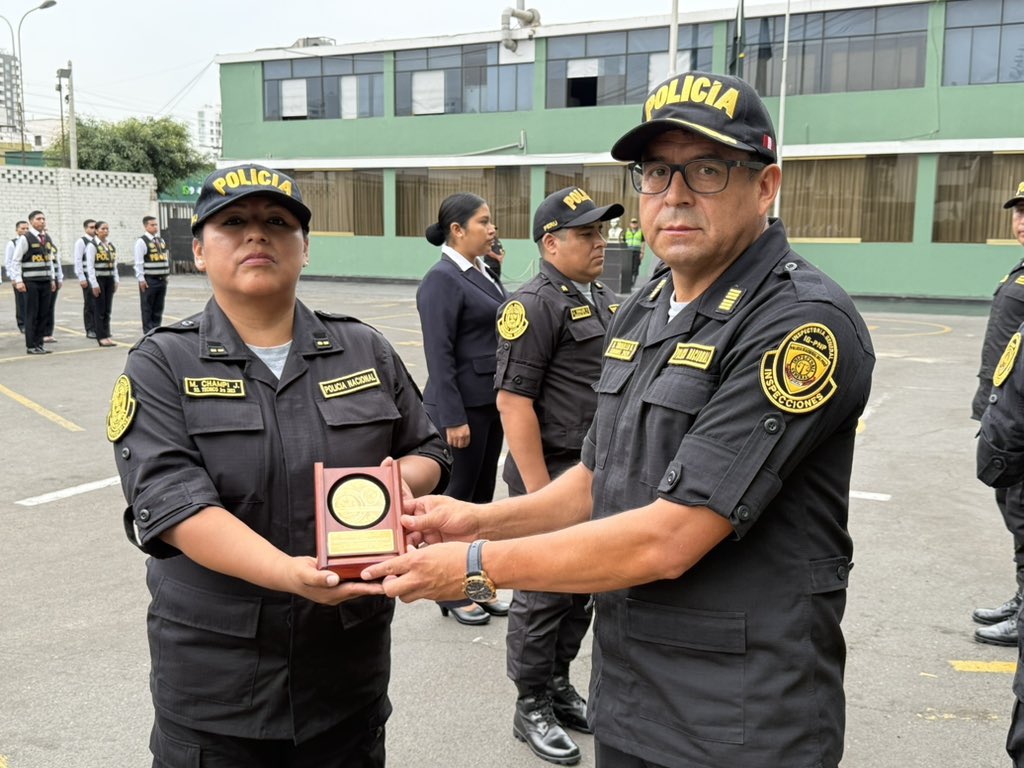 DIRCRIPNP's tweet photo. Este 02 de febrero realizamos nuestro Lunes Patriótico y la ceremonia del Policía del Mes, reconociendo a dos peritos por su impecable labor policial.

En Criminalística, el compromiso con el país se demuestra todos los días.

#LunesPatriótico #PolicíaDelMes #Criminalística https://t.co/l9fMOZhV0V