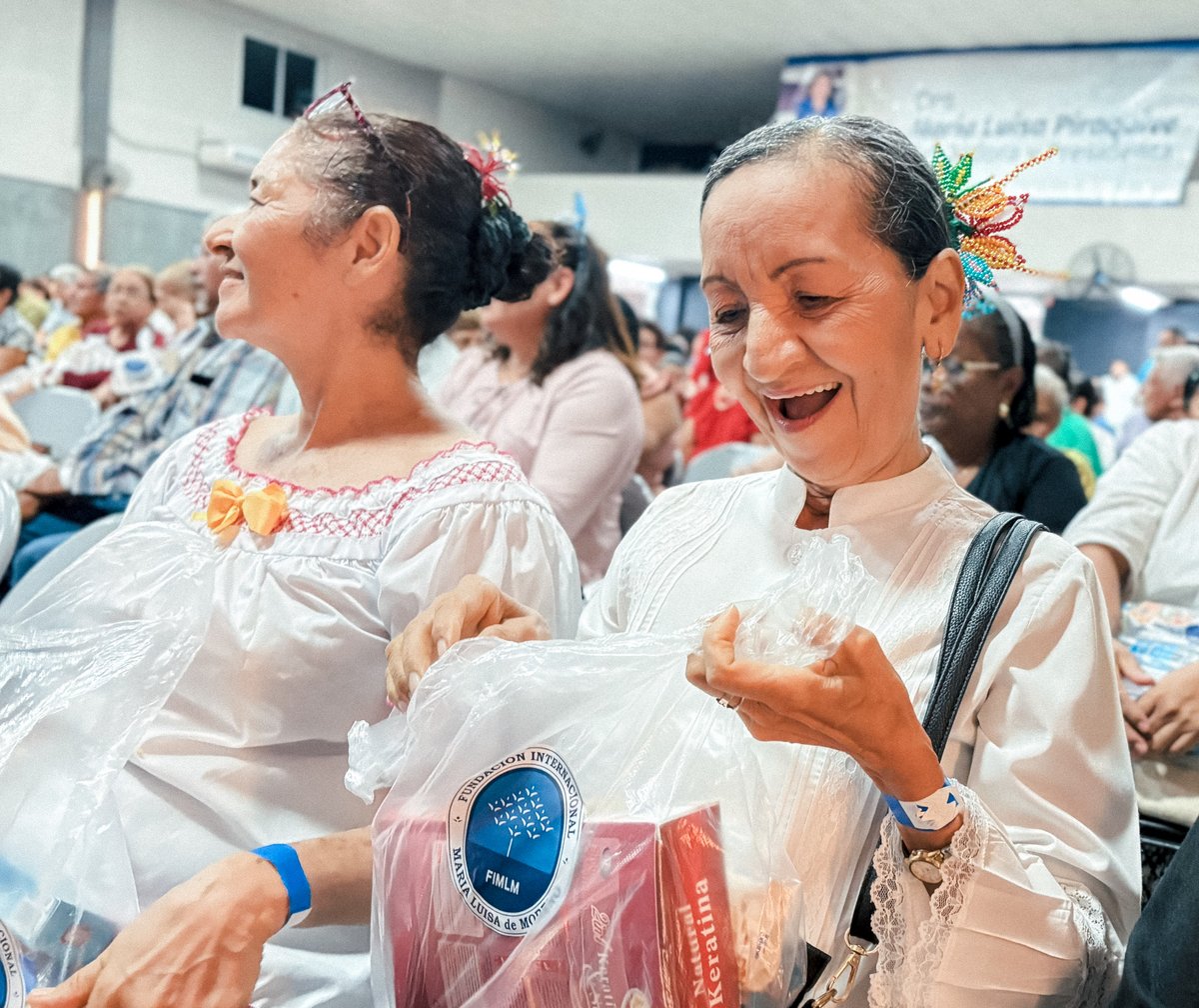 FIMLM's tweet photo. #FimlmPanamá 🇵🇦 | En Chiriquí, personas mayores compartieron en un día inolvidable con atención integral, recreación y presentaciones artísticas. Se entregaron kits de aseo, regalos y clases de nutrición y valores. 

✨ Conoce más: https://t.co/2u8G7xZzcM https://t.co/8OXTRUPdKa