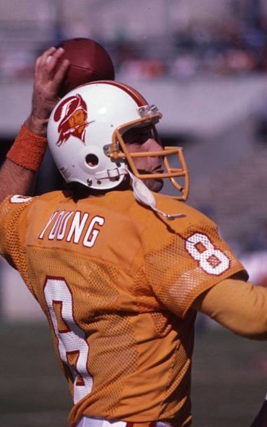 DANIEL13MG's tweet photo. @TheSports_Shift Steve Young, Tampa Bay Buccaneers https://t.co/I9VzMWgeYf