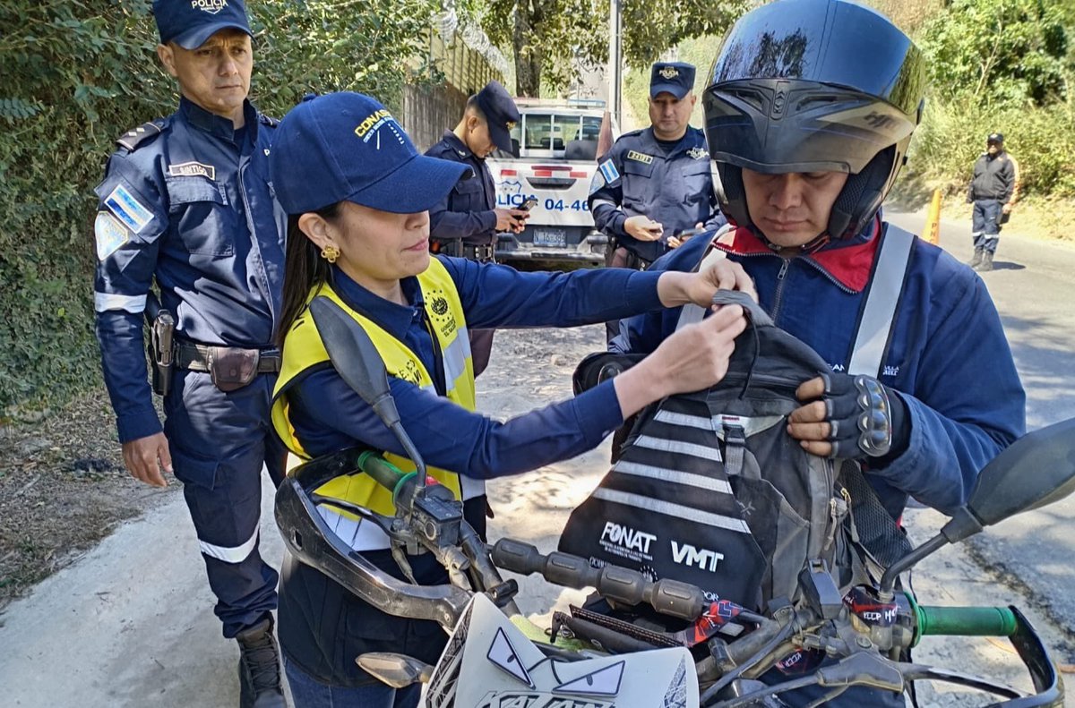 #TraficoSV | El VMT reporta continúa entregando implementos de seguridad vial a conductores en diferentes puntos de control vehicular.

"Apostamos por la prevención de tragedias mediante la concientización y educación vial", sostuvo el Viceministerio de Transporte VMT.