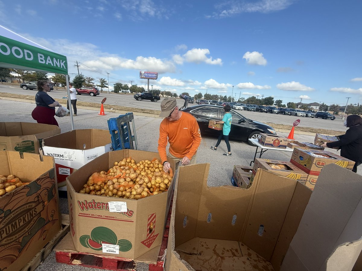 circleofhopecc's tweet photo. A reminder that tomorrow, Tuesday February 3rd, is our monthly outreach to bring FREE  food to Pflugerville! We will give out food from the Pfield Pflugerville Stadium parking lot located at 1440 W Pecan Street from 9:30-11am with lots of friendly volunteers ready to serve you. https://t.co/AUGKNZHq8M