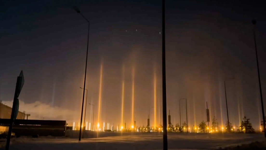 Futvodka's tweet photo. Un 'bosque de luz'en el cielo de la ciudad de San Petersburgo

El frío y cristales congelados en el aire generan este efecto https://t.co/vB1FTp5w16