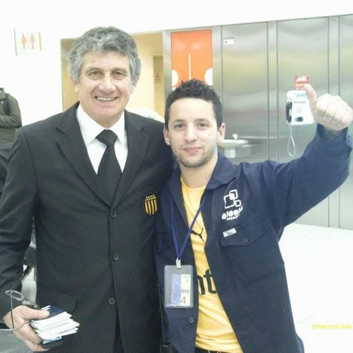 rejcap's tweet photo. @OficialCAP  FELIZ CUMPLE AL GOLEADOR MAS GRANDE DE LA HISTORIA DE PEÑAROL Y DEL FUTBOL URUGUAYO💛🖤🖐 https://t.co/omt6HjAwfy