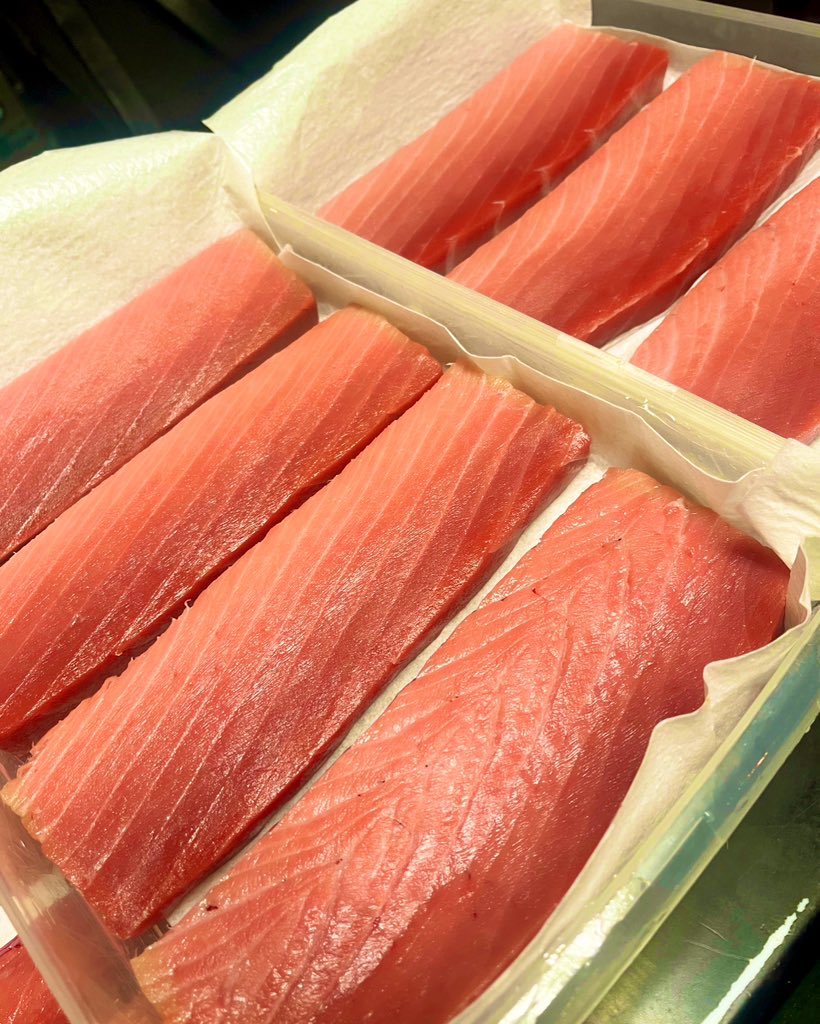 ranranran1207's tweet photo. おはようございます☀
鮪屋かおるちゃんです🐟

昨夜は、ＨＰの皆様
貸切御宴会🍻🥗🍣🍶
ありがとうございました！

本日いよいよ節分👹
恵方巻き🌯の日✨

ウチのお店にとって
今日が一年で一番
忙しい日です🔥☺️🔥

豊洲樋長さんの
最高級天然本鮪、
厳選ネタを
黙々と真心込めて
一本一本
巻いてまいります✨

御予約くださった
皆様へは
大体のお渡し時間を
お伝えしております📲

お待ちしておりますね🙇🏻‍♂️🌈

余裕ありましたら
ランチや夜営業🏮で
赤出し付きの
🉐恵方巻き定食🉐を
お出し出来れば、と
思っております🤔💡

御予約間に合わなかった！
という方は、直接
お店にいらして
そちらや
テイクアウト可能か？
お問い合わせください👋

それでは
皆様も良い一日を🥳🎶