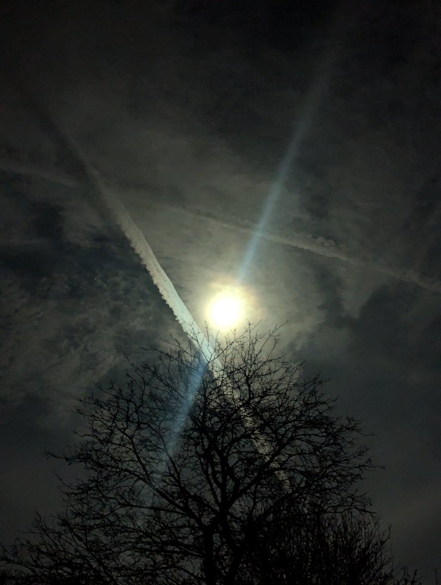 CatrickPristys's tweet photo. "If your average citizen knew the truth of what's going on and what they were being exposed to without consent, there would be outrage, and they would take action"
📽️#ClimateTrails on Prime ✈️ 👀
Sky over Surrey this evening 🙄
#chemtrails #geoengineering #weathermodification https://t.co/ZhlknunaOJ