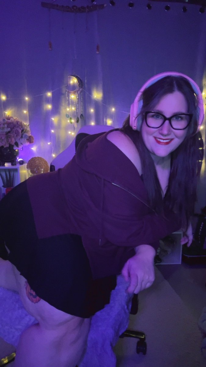 Hey come see what I’m up to live on twitch.tv/rogue_rivers right now 😏