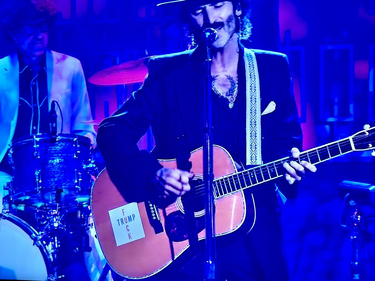 javideci's tweet image. La guitarra de Leiva en La Revuelta.

✊🏻