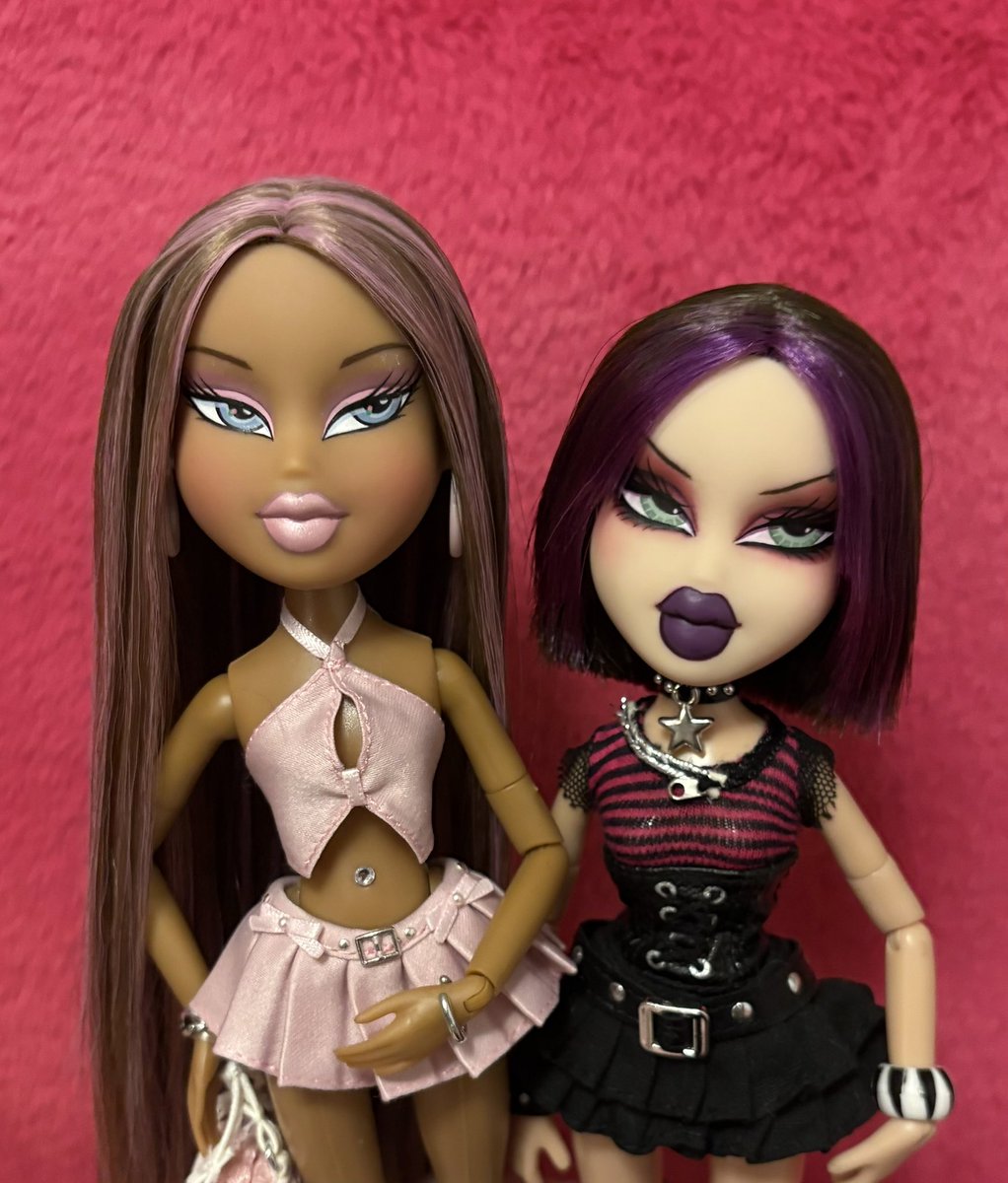 My taste can basically be summed up in the last two custom dolls I’ve gotten 🩷🖤