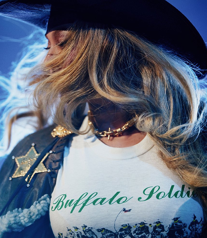 🚨 Matéria analisa por que o público terceiriza sua política e ataca Beyoncé quando ela se posiciona:

“As pessoas atacam artistas como Beyoncé por se posicionarem, mas ao mesmo tempo exigem que ela ‘leia o ambiente’. Querem comentário cultural sem responsabilidade pelo caos que