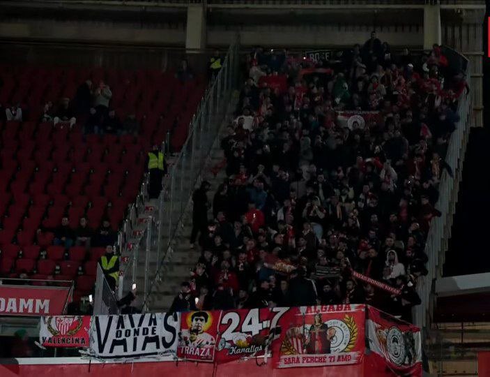 me pasan esta foto, y es que es impresionante. Cuanta gente ha gastado su tiempo y dinero un lunes en ver a su sevilla ser goleado.
Honor a los de la foto, y directivos fuera INMEDIATAMENTE.