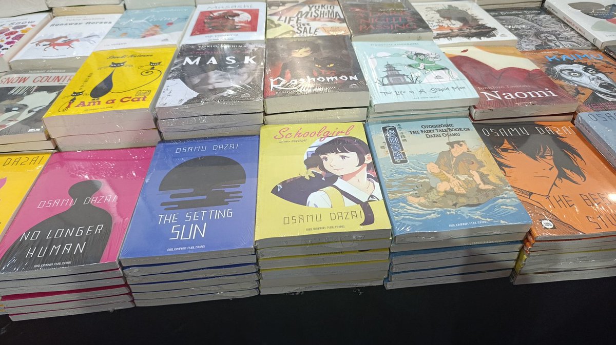 qalamwadaftar's tweet photo. カイロ国際ブックフェアの風景
日本の漫画や小説ももちろん見かけるけれど、この2、3年は韓国や中国の漫画やラノベ、一般小説類が一気に出てきた感じ(特に韓国)。今年もたくさん見かける。#cibf57 https://t.co/z21PP9wUql