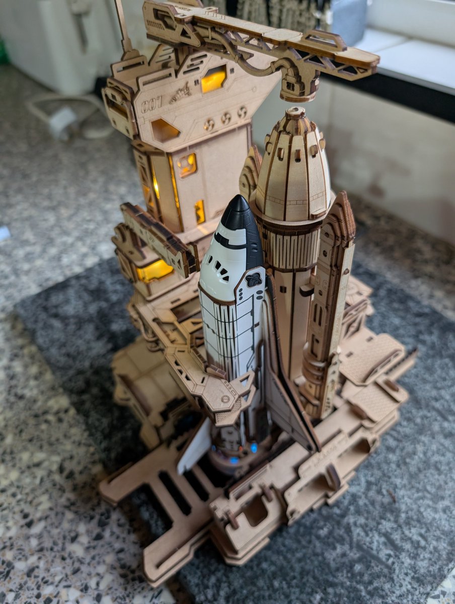 BScaleM's tweet photo. ROKR Shuttle and Launch Base complete. What a fantastic kit and amazing piece of engineering https://t.co/t4MmWZM3ez