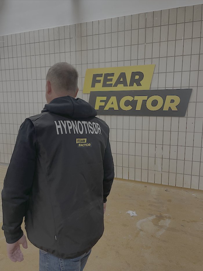 jacobstrachotta's tweet photo. Jeg var for nylig med i Fear Factor på TV 2. Ikke som deltager, men som en fordel et af holdene vandt.
De brugte fordelen til at få bedøvet xxx (hehe), så smerte ikke kunne mærkes under en udfordring. Det er egentlig et meget godt eksempel på, hvad hypnose kan bruges til i praksis. Det handler ikke om at fjerne noget i kroppen, men om hvordan hjernen oplever det, der sker.
Jeg arbejder med det her til daglig, og vi underviser også i det på vores hypnoseuddannelse. Der er tre hold her i foråret, og der er stadig et par pladser tilbage, hvis nogen er nysgerrige på at lære det ordentligt og bruge det ansvarligt.
Hvis du vil læse mere om uddannelsen
https://t.co/T7D1JwWwbi
NB: Vi har nu uddannelse i Svendborg også (udover Roskilde) 📷
Og hvis du vil se programmet
https://t.co/NAS0mJOOnh...