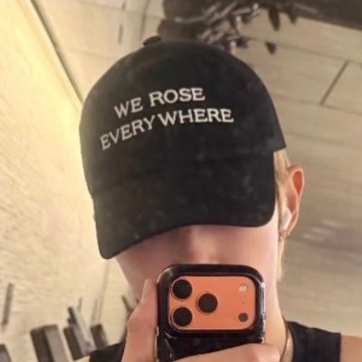 rroonnnny's tweet image. بس بس عرفت هوس البرمائيات بروزي من وين جاي من وجهه السمكة سهران معانا يتابع😭😭 انا لو هذا مفضلي تفلت عليها على كثر مايفشلني