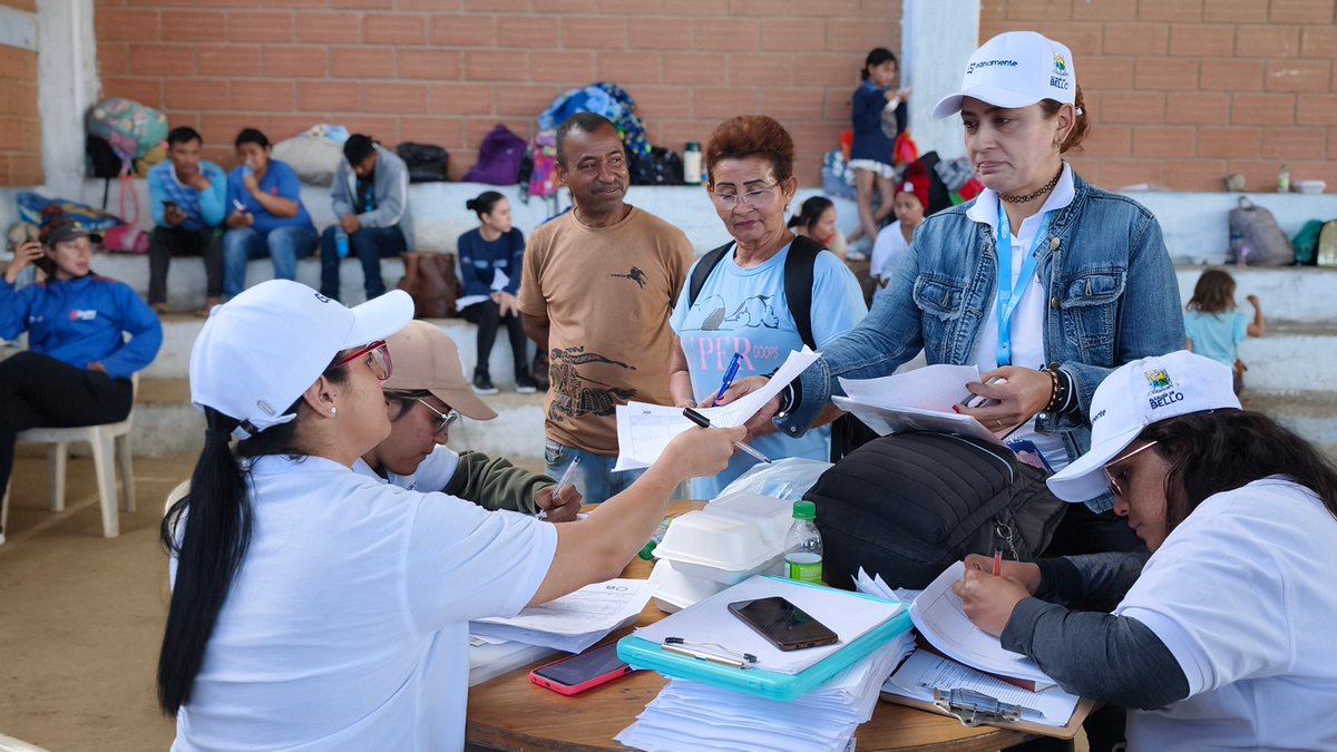 AlcaldiadeBello's tweet photo. La Alcaldía de Bello, en articulación con el @WFP_es (PMA) y World Vision, brindará transferencias monetarias y acompañamiento social a 60 familias migrantes afectadas por la emergencia de Granizal del 24 de junio de 2025 🤝. https://t.co/HOqaQTSOOX