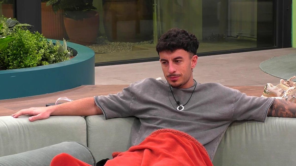ghoficial's tweet photo. Sandra, a Juanpi: "¿Tú que prefieres que yo me quede o que me echen y venga la Mara?"
Juanpi: "Que te echen y venga Mara"

#GHDúo2F 

🔴 Señal 1: https://t.co/cJa8duzHq1
🔴 Señal 2: https://t.co/c9M9Gpekgi https://t.co/hWxzQ4an40