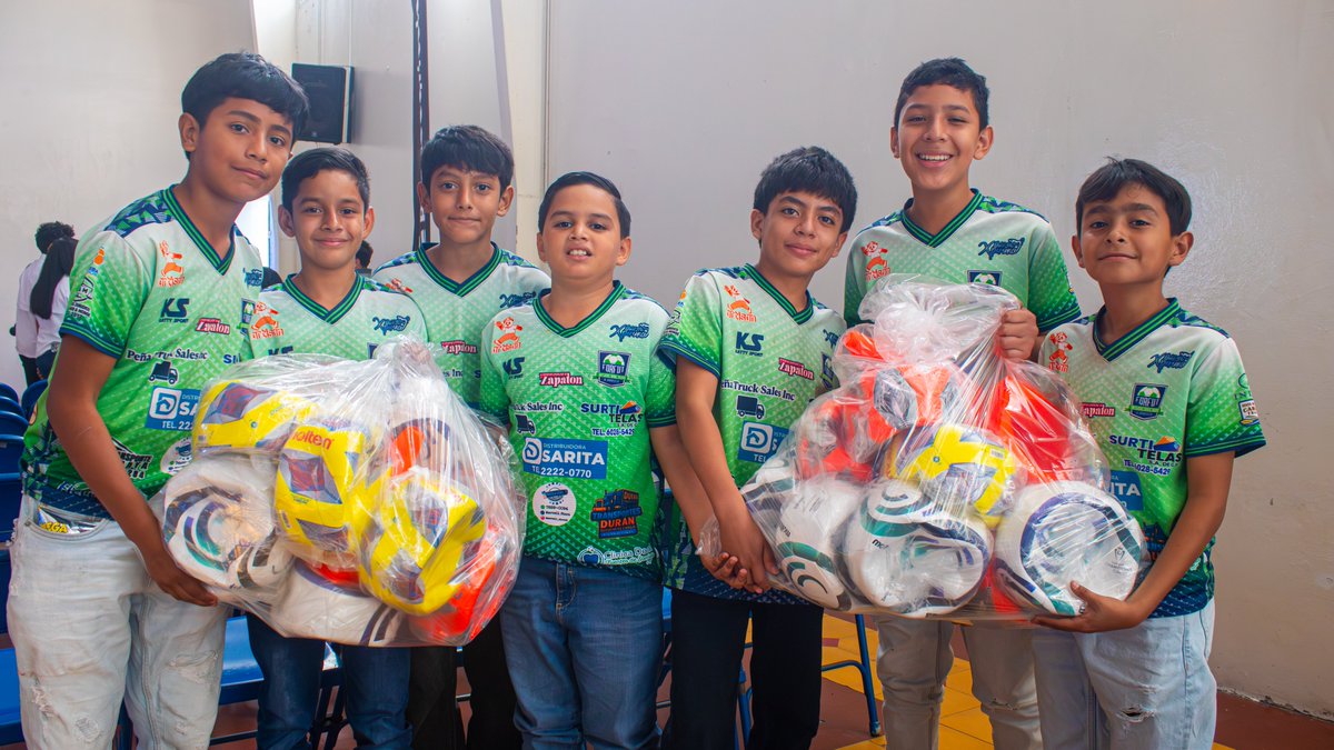 Como parte de la premiación a los ganadores de la Etapa I de los Campamentos Cancha de Oportunidades, el Bancoagrícola entregó material deportivo a 44 escuelas de fútbol provenientes de todo el país, con el cual se busca beneficiar a miles de niños y jóvenes a los que atienden en