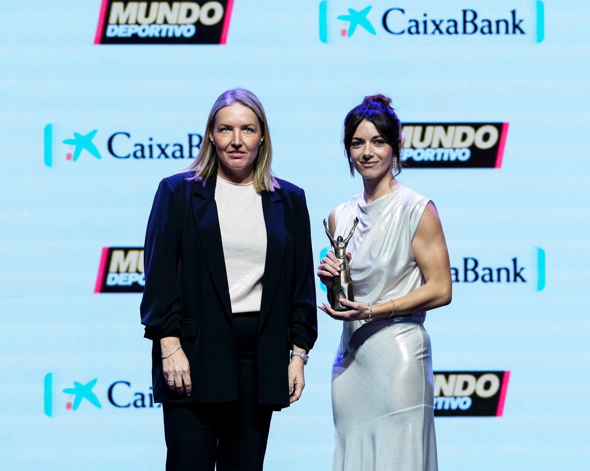 BarcaBrasilW's tweet photo. 🏆Aitana foi premiada no #GalaMD https://t.co/nAsoAewYaY