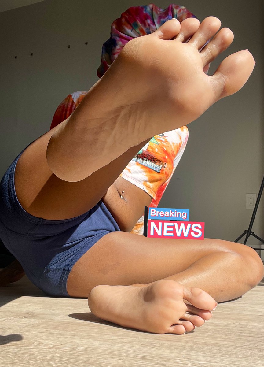 iloveeursoles's tweet photo. Hiiiiii 🥰 Hope y’all having a great Monday !! I been on my feet all day &amp; need a GOOD massage 😩. #softsoles https://t.co/ytO7dt9yOG