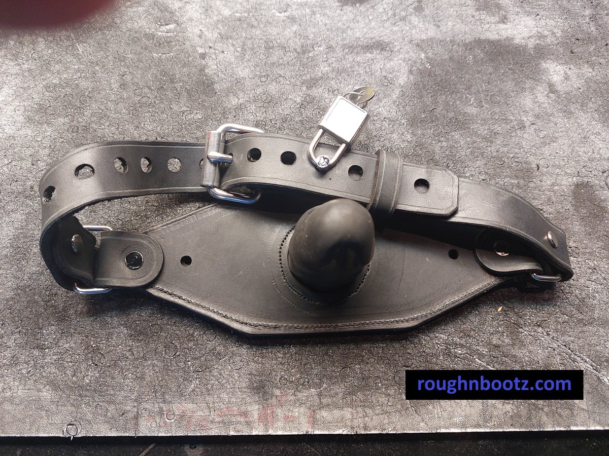 Our Gags are handcrafted from 6oz Latigo Leather with stainless steel hardware and locking posts. Our hard silicone gags not be bit through and last for years. #leatherwork #gags #gag #smallbusiness
roughnbootz.com/product-catego…