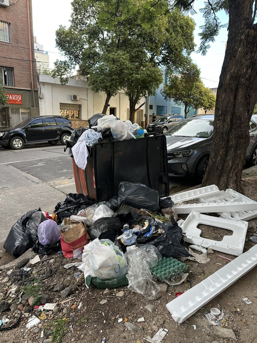 Alguien sabe dónde está el Intendente Passerini? Pregunto porque capaz se olvidó que es intendente y la ciudad de Córdoba hoy está así. <a href="/PasseriniOk/">Daniel Passerini</a> 

En el 2027 se les termina el curro.