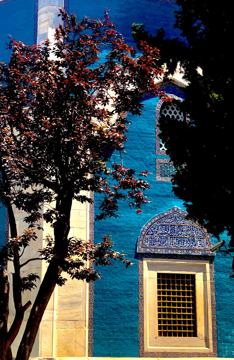 “umulur ki yazılan, istenilenden daha güzeldir.”✨
<a href="/muhtezir/">Hatice Kübra</a> 
#BeratGecesi 🌹