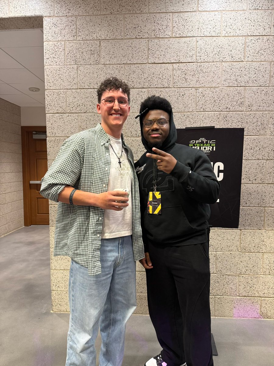 JeremyClip's tweet photo. Had an absolute blast at Texas Major 1 🇨🇱
Didn’t get a pic with everyone I wanted to, but got majority of them. Will be a weekend to remember. Shoutout my teammates @AriesInglot @DigiRodOG @kaysoncobb and of course my wife @zellybug2 

Good luck on LAT @NiumFPS ;) https://t.co/0I7QWNFOAw