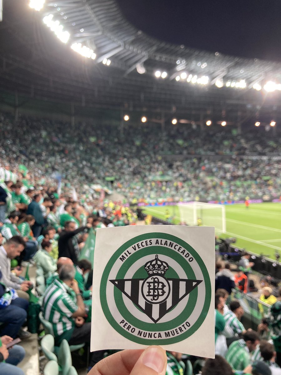charquitopb's tweet photo. @GolSur1907 ¡Unidos a por la victoria! 💚💚💚#TodoelCampo credits: @breslavia_71 https://t.co/4MSl6Y8OvZ