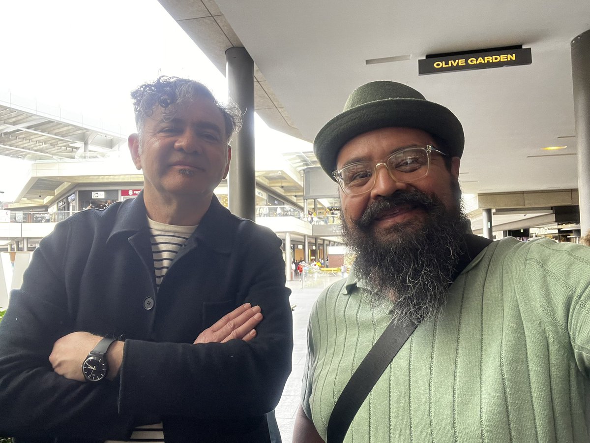 Me topé con Kike Tacubo acá en Plaza Oasis Coyoacán.
Tuve oportunidad de platicarle de mi programa SONI2 Radio <a href="/LaUASLP/">UASLP</a> y de un nuevo proyecto de colaboración que tengo con Sanluisito Tropikal!
Por supuesto, también lo felicité y le agradecí como fan por la música de <a href="/cafetacvba/">Café Tacvba</a>