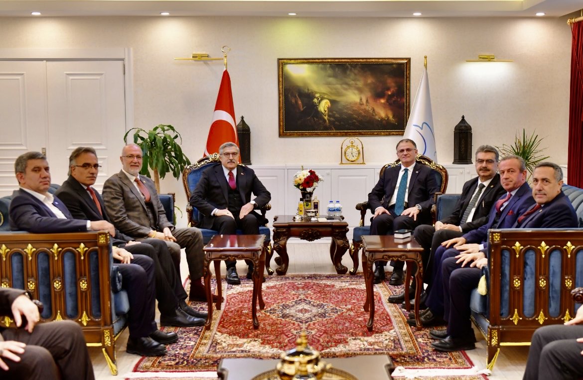 Genel Başkan Yardımcımız Sn.Hüseyin Yayman,İl Başkanımız Sn.Abdulahat Arvas,Konya MV Sn. Orhan Erdem, Kültür ve Sanat Politikaları Bşk.Yrd Sn. Şeyhmus Dinçel, Hakkari il başkanımız Zeydin Kaya ve teşkilat mensuplarımızla Valimiz Sn.<a href="/valiozanbalci75/">Ozan Balcı</a>⁩ makamında ziyaret ettik.