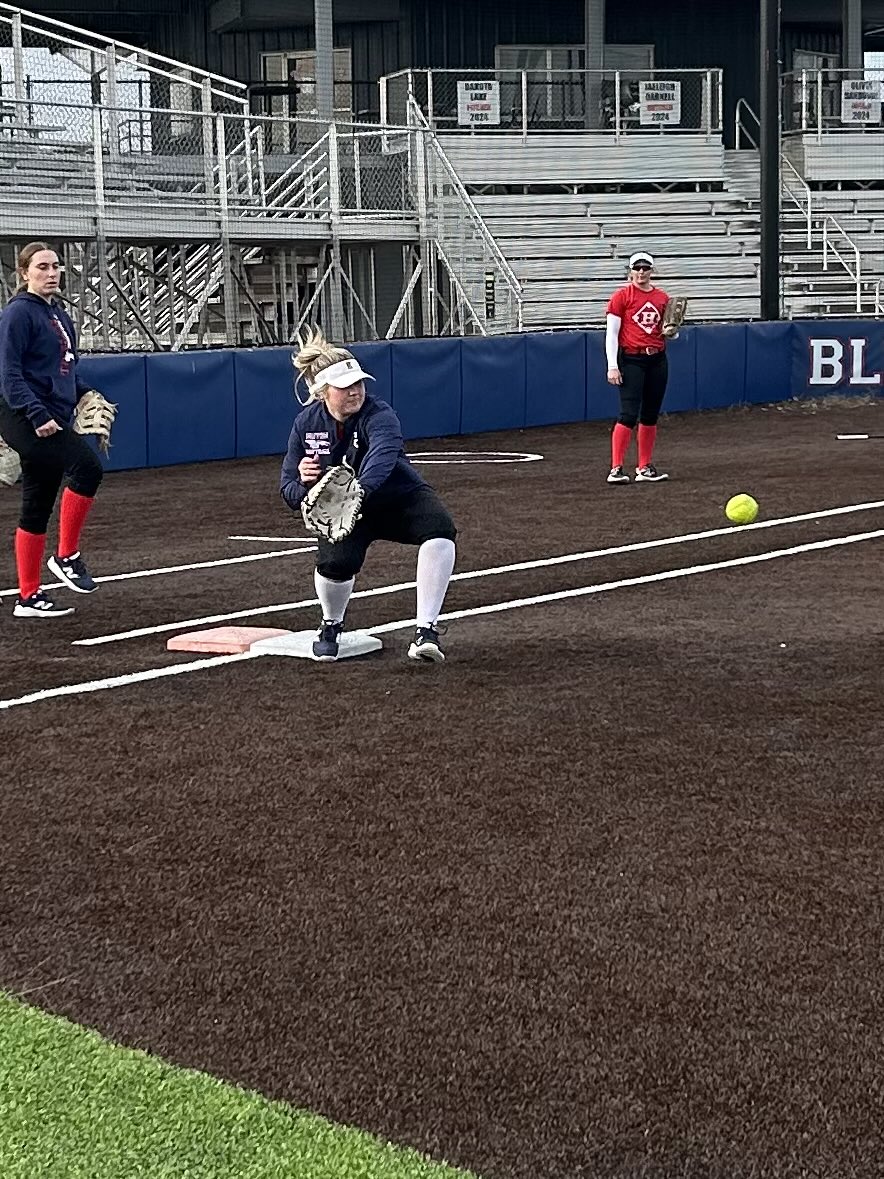 HUTCH SOFTBALL tweet media