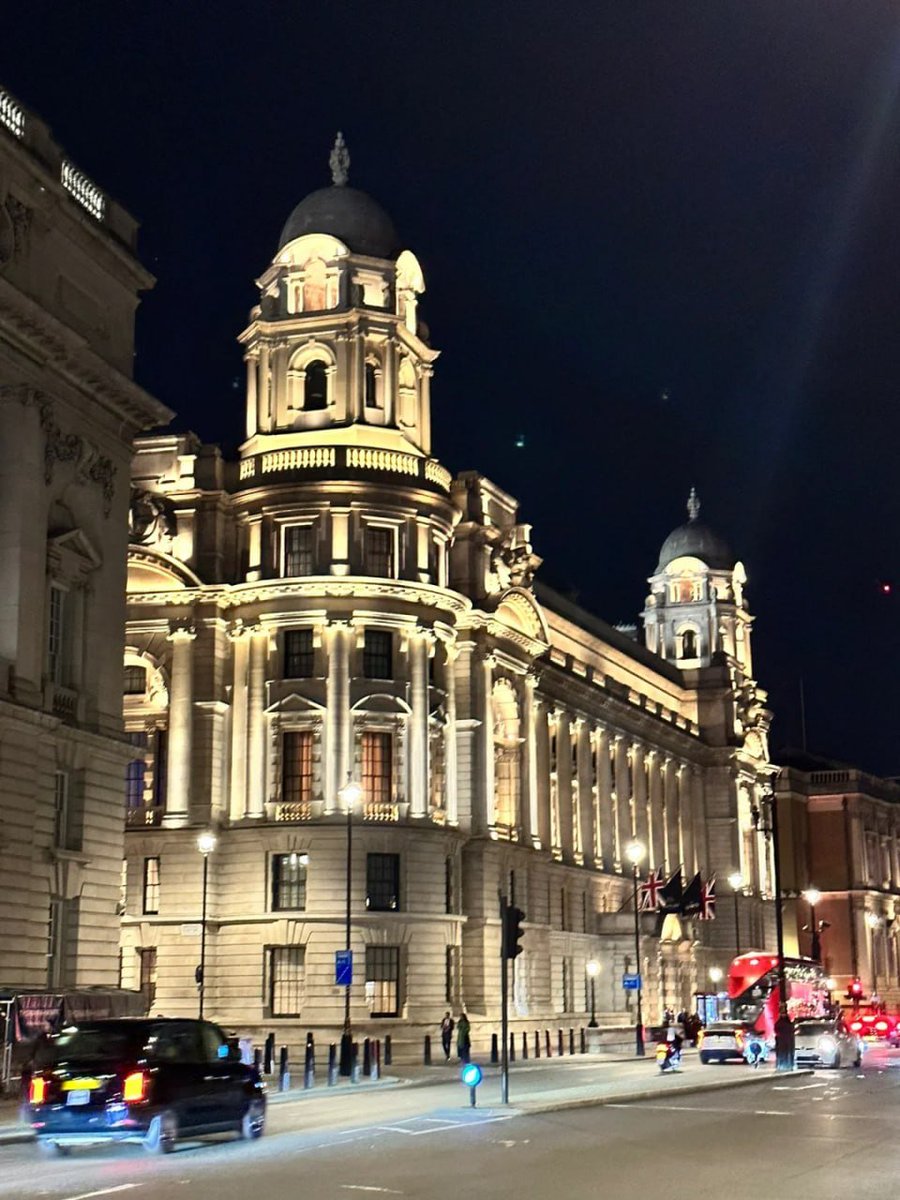 😍The interesting thing about London is that there are always stylish surprises around every corner🥰