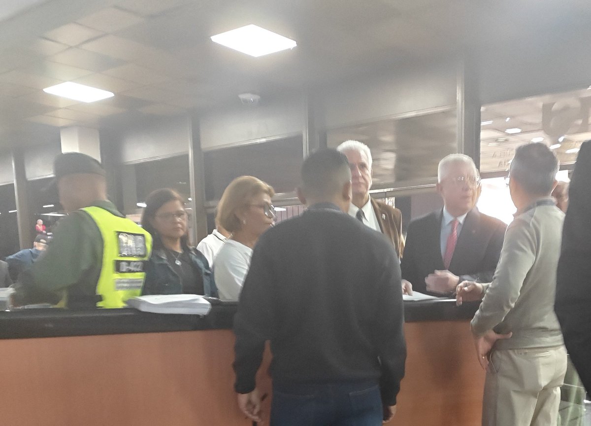 andresraulpaezp's tweet image. Bravo @ReporteYa por #Universidades @UCarabobo #UC en "defensa del salario mínimo vital para todos los #trabajadores" por #LUZ Dres Diana Romero, por #UCV con Decano FCJP @justiciapitzucv Asociación #Profesores Pres @APUCV @gregorio_afonso Gremios #Enfermeria @Sharo1412