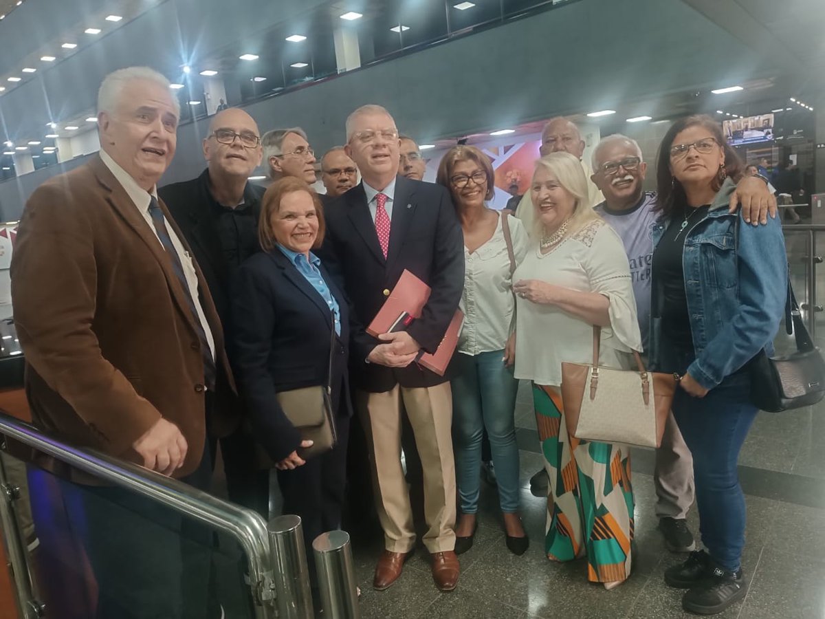 andresraulpaezp's tweet image. Bravo @ReporteYa por #Universidades @UCarabobo #UC en "defensa del salario mínimo vital para todos los #trabajadores" por #LUZ Dres Diana Romero, por #UCV con Decano FCJP @justiciapitzucv Asociación #Profesores Pres @APUCV @gregorio_afonso Gremios #Enfermeria @Sharo1412