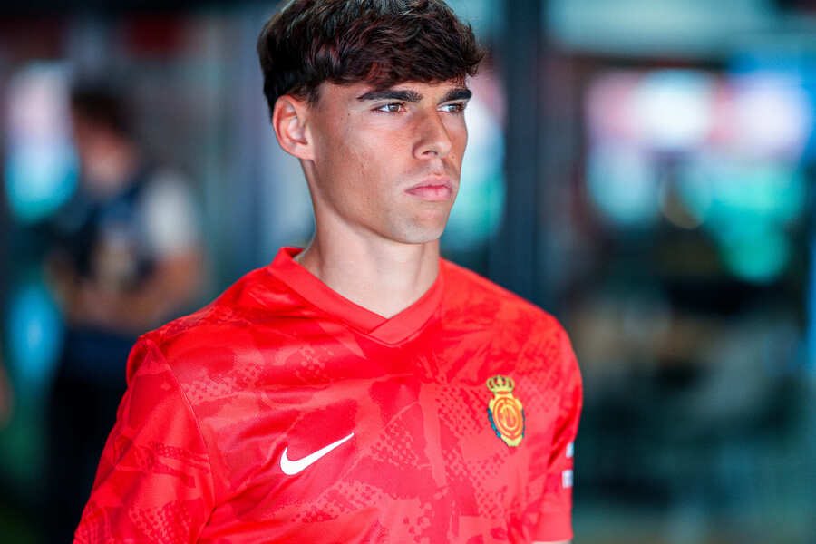 🚨 OFFICIEL | Jan Salas revient au Real Majorque.

➡️ Le jeune milieu de terrain est de retour au club après un prêt à Cordoue pendant la première partie de saison. Bon retour Jan !