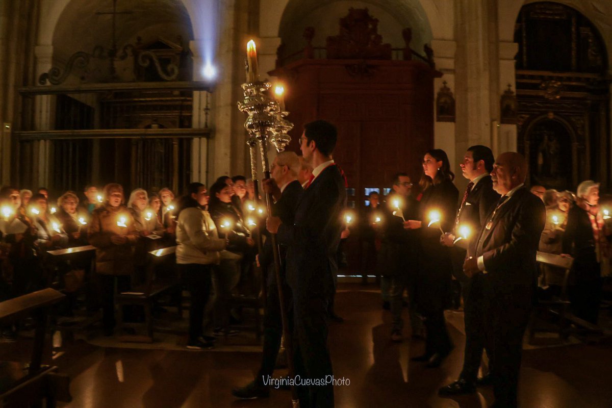 VirCuevas79's tweet photo. La lluvia no permitió que la Procesión de las Candelas saliera a la calle, por lo que el acto se celebró en el interior de la iglesia. Un encuentro lleno de silencio que llenó de luz el inicio de un nuevo ciclo, en el que todo vuelve a comenzar.
@SietePalabrasVA
#candelas https://t.co/Unhk1mUUeN