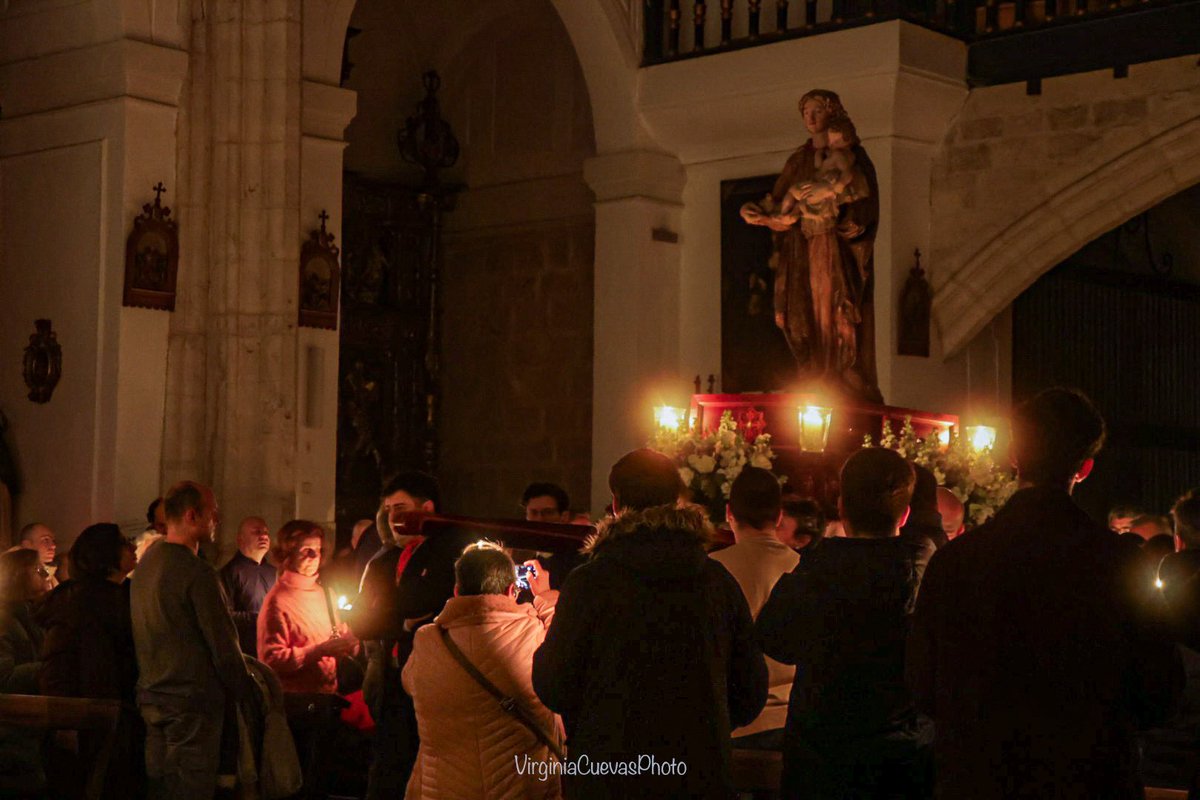 VirCuevas79's tweet photo. La lluvia no permitió que la Procesión de las Candelas saliera a la calle, por lo que el acto se celebró en el interior de la iglesia. Un encuentro lleno de silencio que llenó de luz el inicio de un nuevo ciclo, en el que todo vuelve a comenzar.
@SietePalabrasVA
#candelas https://t.co/Unhk1mUUeN