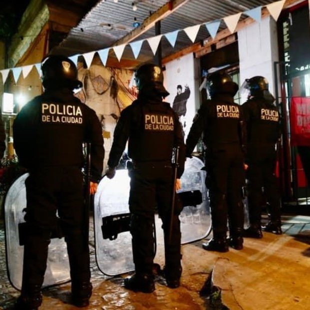 DETECTAN 454 MUERTOS COMO BENEFICIARIOS EN COMEDORES FANTASMAS 

La Ciudad de Buenos Aires detectó que 454 personas fallecidas figuraban como beneficiarias de comedores “fantasma”. También halló receptores de comida con ingresos de hasta $5 millones, autos y propiedades, tras un