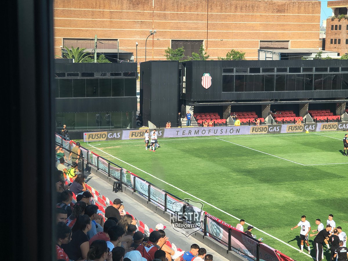 🏆APERTURA 2026

✒️ En la tarde del domingo, con muchas polémicas #Riestra igualó 1 a 1 ante #BarracasCentral, dónde nuevamente el VAR fue protagonista para el Guapo, anulando un gol licito a #Herrera y cobrado un penal inexistente fuera del área a favor del local.