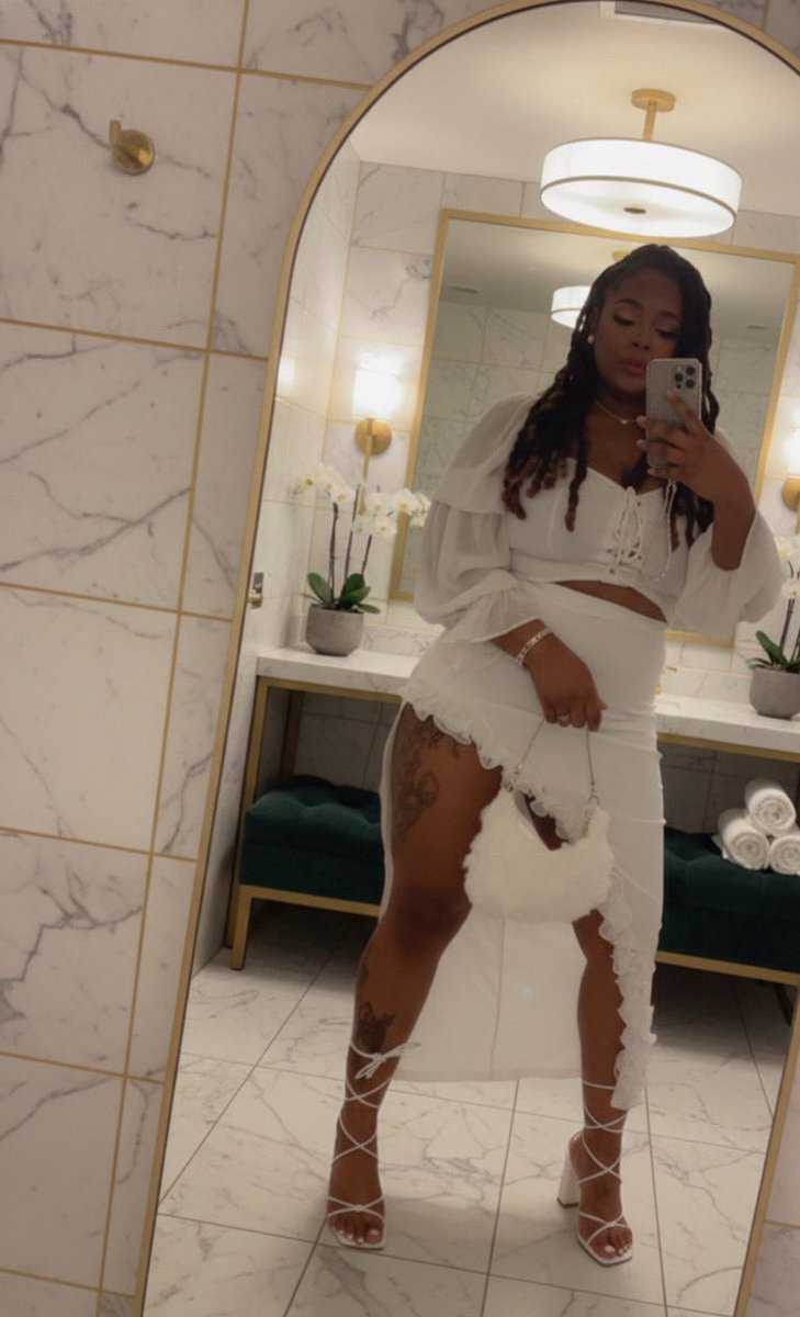 L0ndonOnDaTrack's tweet photo. I earned this Life and God I will cherish every moment ! #Flawless👸🏽 https://t.co/5Rot0eixsa