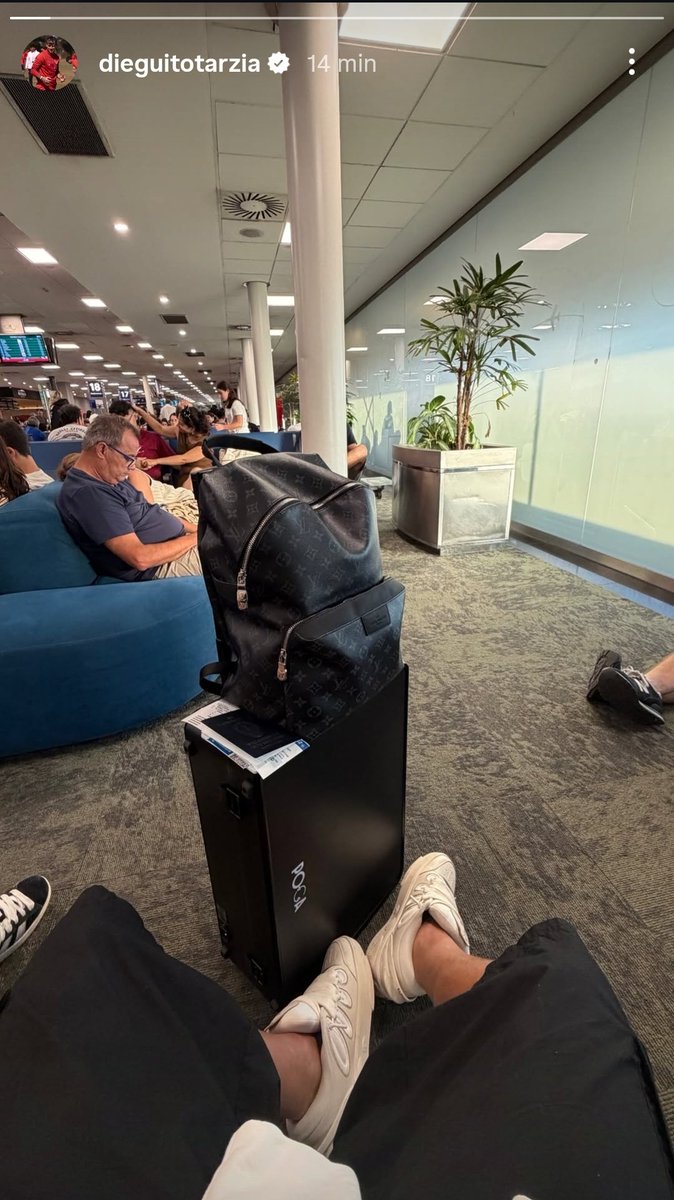 A caminho da Toca! 🦁🔥
Diego Tarzia acaba de publicar uma foto neste momento, no aeroporto, pronto para embarcar rumo ao Brasil! 🇧🇷✈️
O atacante vem para realizar exames médicos e assinar contrato com o Vitória.